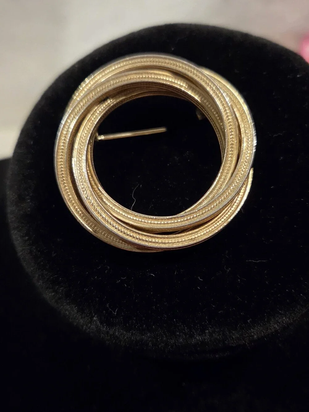 VINTAGE KRAMER OF NEW YORK ENTWINED CIRCLE BROOCH